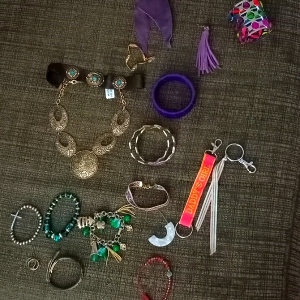 Miscellaneous jewelry lot. You will receive everything pictured in a gallon bag.